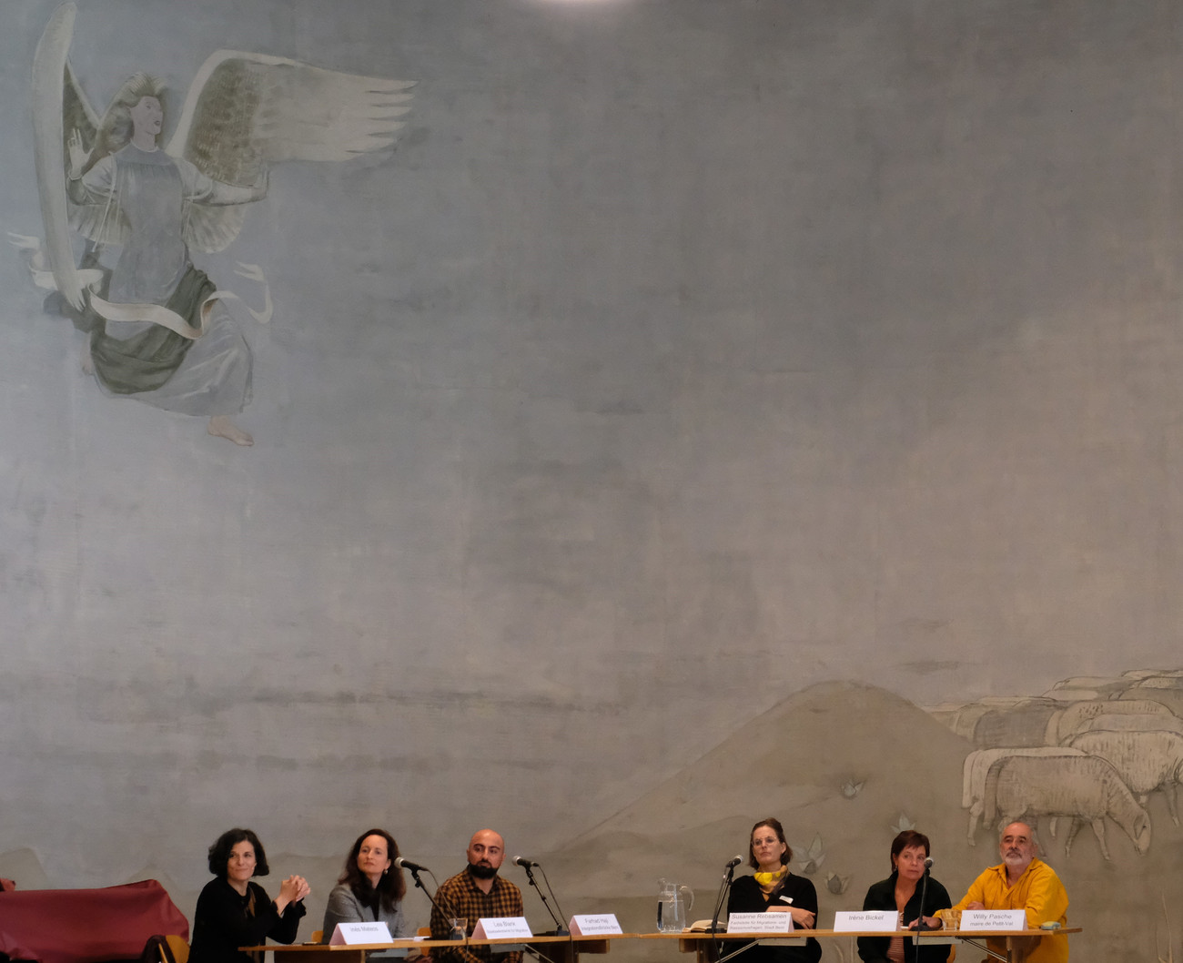 Sechs Personen diskutieren am Podium im Saal des Wyttenbachhauses